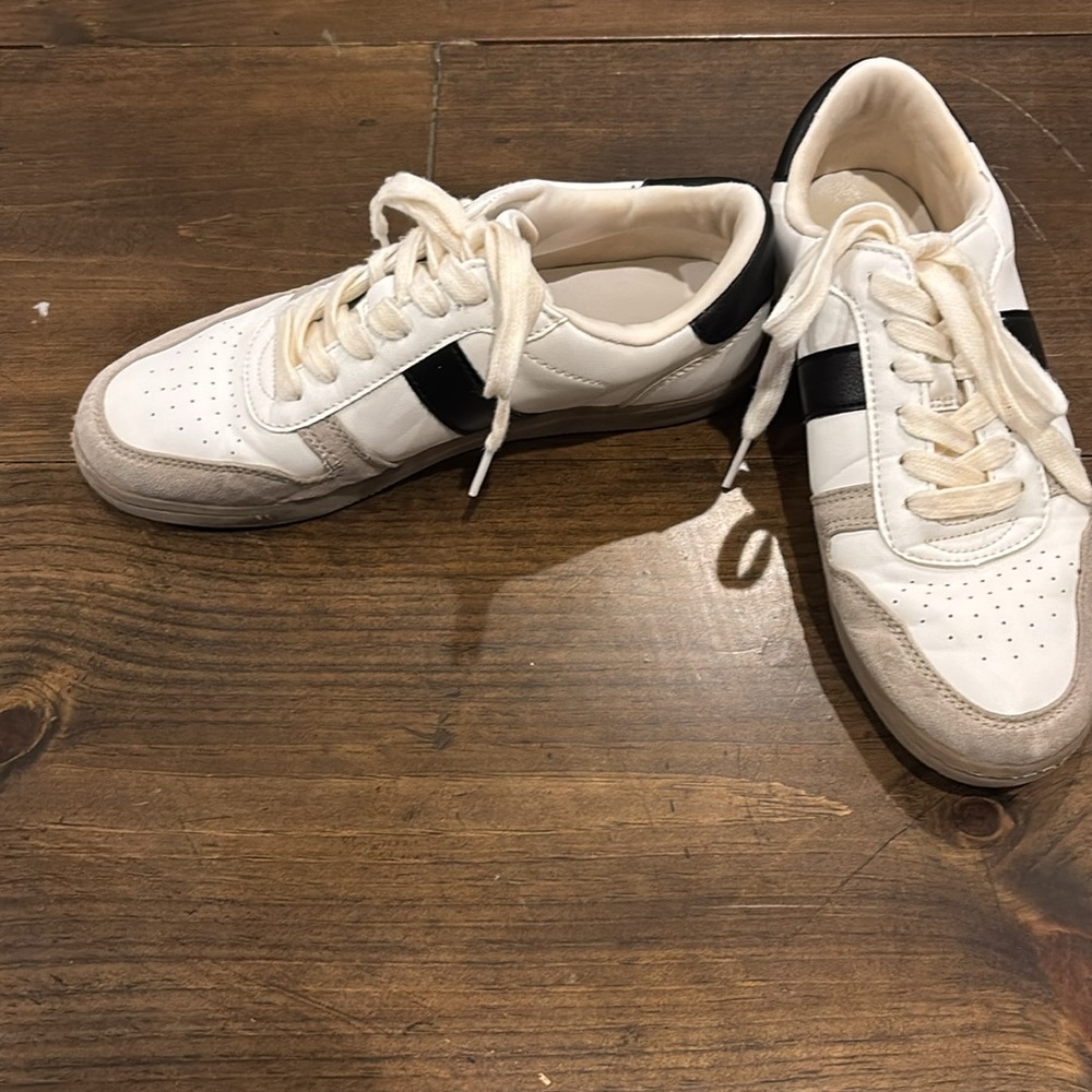 Sneaker - Picture 2 of 3